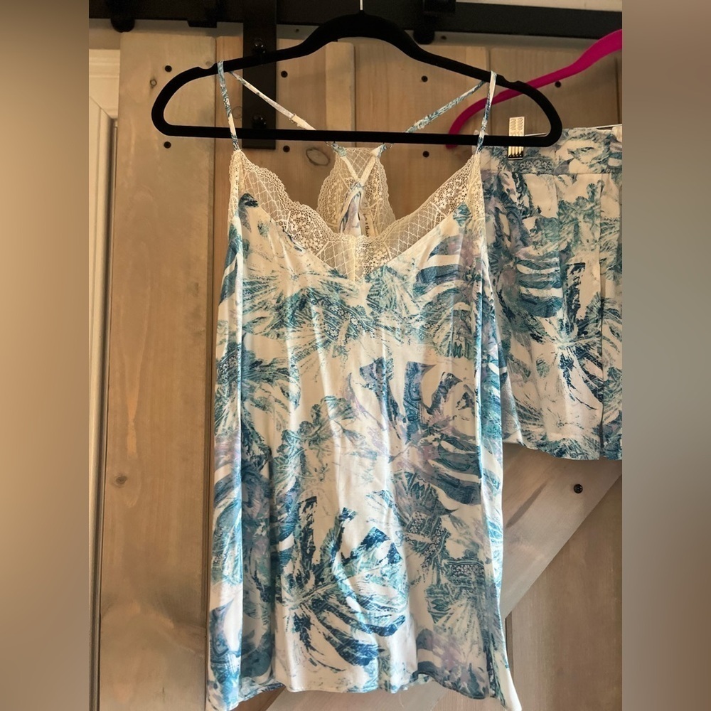LIKE NEW Hem & Thread Camisole and Short Set - Picture 3 of 11